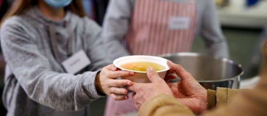 Solidarité : dons aux associations aidant les personnes en difficulté