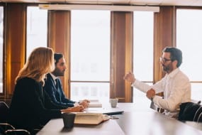 Commissaires de justice : précisions sur l’exercice de la profession en société