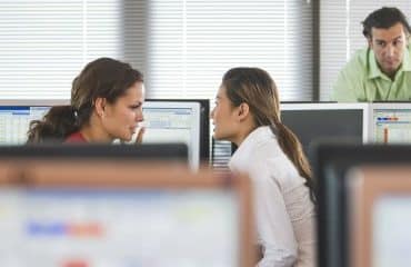 Critiquer sa supérieure en réunion : c’est vraiment abusé ?