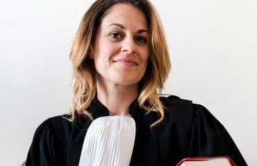 Avocats : interdiction de porter des signes distinctifs avec la robe