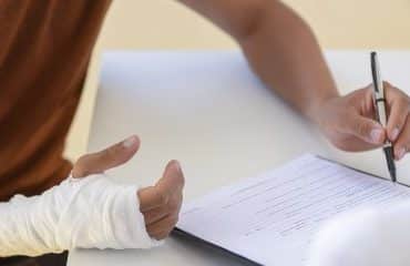 Contrat de prestation de services : qui indemnise les accidents du travail ?