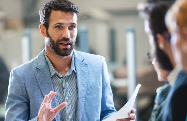 Quand un directeur commercial peut-il être considéré comme un dirigeant de fait ?