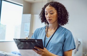 Santé et médico-social : compétences élargies pour les infirmiers en pratique avancée