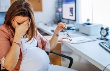 Licencier une salariée enceinte, c’est possible en cas de risques psychosociaux