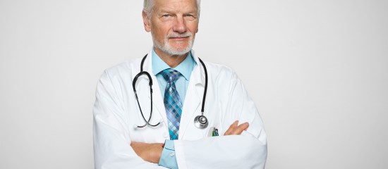 Médecins : cumul emploi-retraite et exonération de cotisations sociales