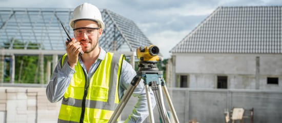 Notaires, géomètres-experts : un guide pour garantir les limites de propriété
