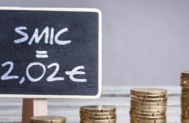 Le Smic horaire à 12,02 € en 2026