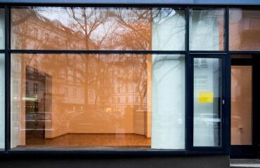 Vente du local commercial à une SCI familiale : le locataire a-t-il un droit de préférence ?