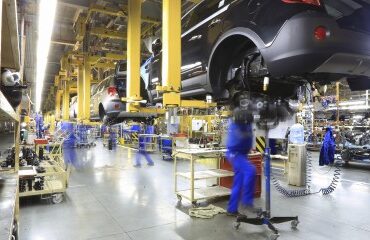 Bourse : les constructeurs automobiles européens confrontés à la déferlante chinoise
